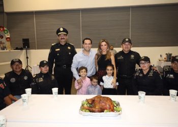 EL GOBERNADOR MAURICIO VILA DOSAL SE REÚNE CON POLICÍAS YUCATECOS EN NOCHEBUENA