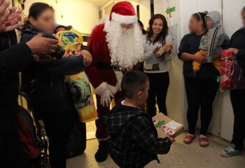 SANTA CLAUS VISITA A NIÑOS HIJOS DE RECLUSAS EN PENAL FEMENIL DE SANTA MARTHA