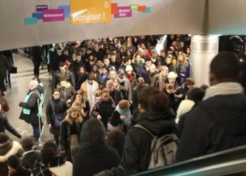 FRANCIA, PARALIZADA ANTE HUELGA DE TRANSPORTES