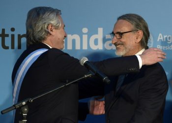 GOBIERNO ARGENTINO PIDE «ESFUERZO» AL CAMPO Y A VIAJEROS AL EXTERIOR