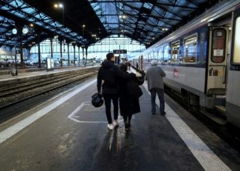 HUELGAS EN FRANCIA DEJAN A VARIAS PERSONAS SIN TRANSPORTE EN NAVIDAD