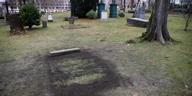 INTENTAN ROBAR RESTOS DE CRIMINAL NAZI DE PANTEÓN DE BERLÍN