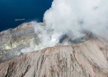 INTENTARÁN RECUPERAR CADÁVERES TRAS ERUPCIÓN DE VOLCÁN EN NUEVA ZELANDA