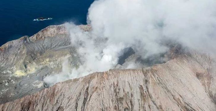 INTENTARÁN RECUPERAR CADÁVERES TRAS ERUPCIÓN DE VOLCÁN EN NUEVA ZELANDA