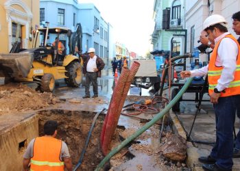 JAPAY REPARA FUGA DE GRAN MAGNITUD EN EL CENTRO DE MÉRIDA