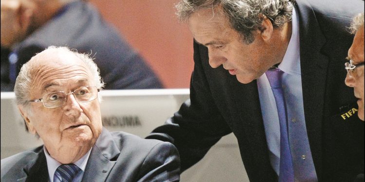 LA FIFA DEMANDA A BLATTER Y PLATINI POR DOS MDD