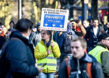 LOS «CHALECOS AMARILLOS» MARCHAN EN PARÍS EN EL TERCER DÍA DE HUELGA