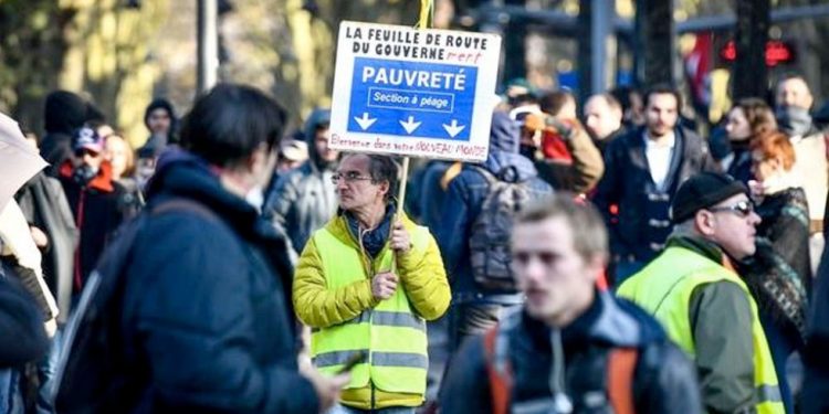LOS «CHALECOS AMARILLOS» MARCHAN EN PARÍS EN EL TERCER DÍA DE HUELGA