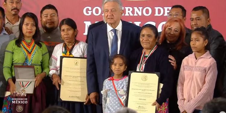 LÓPEZ OBRADOR ENTREGA PREMIO NACIONAL DE DERECHOS HUMANOS 2019