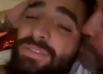 MALUMA SE MUESTRA CARIÑOSO CON UN HOMBRE MADURO
