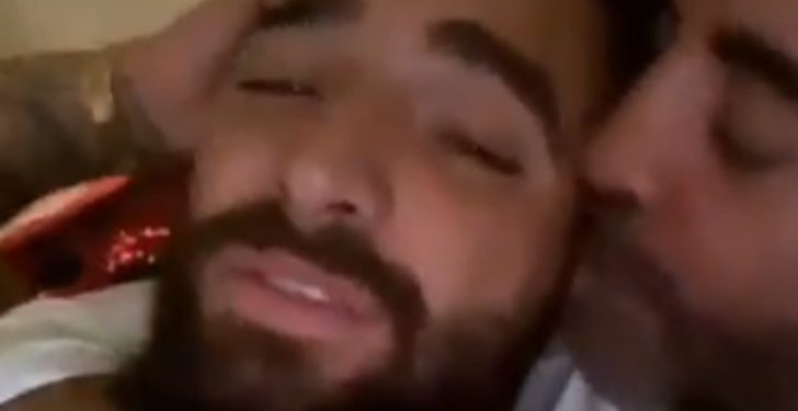 MALUMA SE MUESTRA CARIÑOSO CON UN HOMBRE MADURO