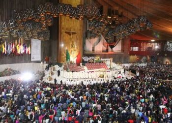 MILES DE PEREGRINOS CANTAN LAS MAÑANITAS A LA VIRGEN DE GUADALUPE
