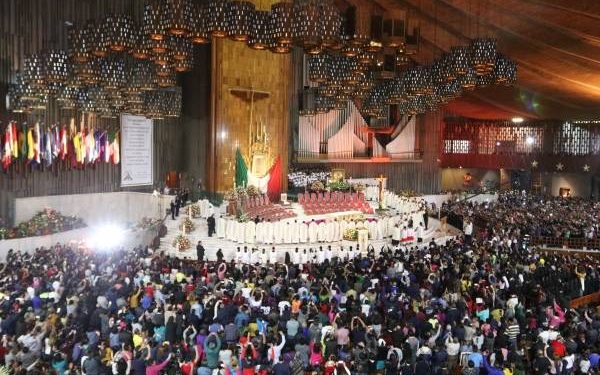 MILES DE PEREGRINOS CANTAN LAS MAÑANITAS A LA VIRGEN DE GUADALUPE