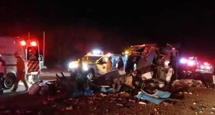 MUEREN 13 PERSONAS AL VOLCAR AUTOBÚS EN CHIHUAHUA