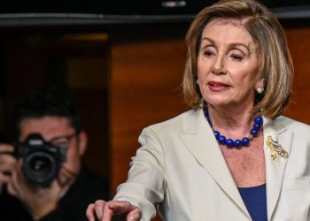 PELOSI SE OFENDE POR PREGUNTA SOBRE SI ODIA A TRUMP Y ÉL SE MOFA DE ELLA