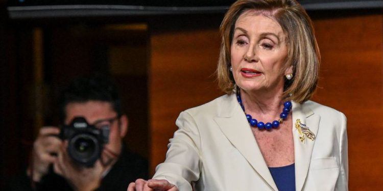 PELOSI SE OFENDE POR PREGUNTA SOBRE SI ODIA A TRUMP Y ÉL SE MOFA DE ELLA