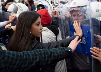 POLICÍA DISPERSA A MUJERES QUE CANTABAN «UN VIOLADOR EN TU CAMINO» EN TURQUÍA