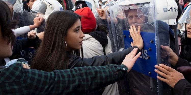 POLICÍA DISPERSA A MUJERES QUE CANTABAN «UN VIOLADOR EN TU CAMINO» EN TURQUÍA