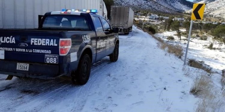 QUEDAN VARADOS 200 VEHÍCULOS POR NIEVE EN CHIHUAHUA