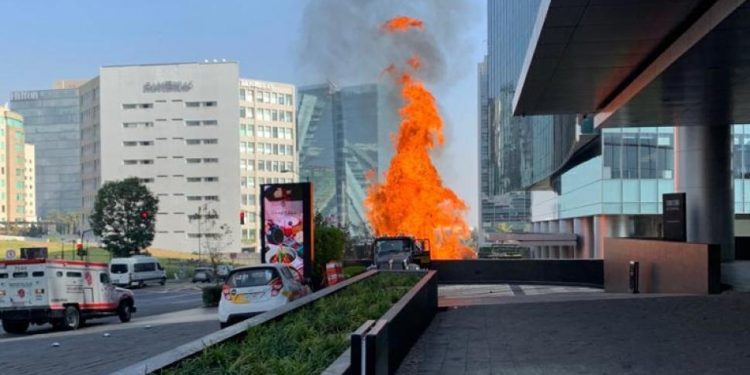 SE REPORTA INCENDIO EN PARK PLAZA SANTA FE EN LA CDMX, DESALOJAN A 2 MIL PERSONAS DE EDIFICIOS