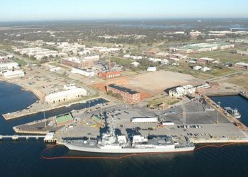 TIROTEO EN UNA BASE NAVAL DE FLORIDA DEJA AL MENOS 11 HERIDOS