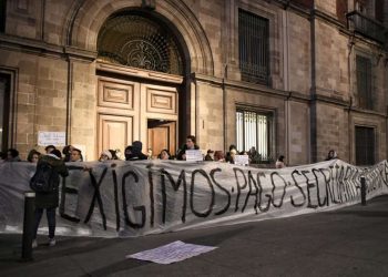 COMUNIDAD DE ARTISTAS SE MANIFIESTAN Y BLOQUEAN PALACIO NACIONAL