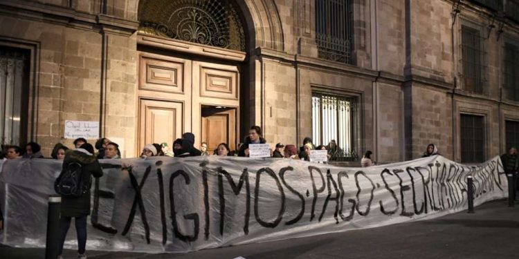 COMUNIDAD DE ARTISTAS SE MANIFIESTAN Y BLOQUEAN PALACIO NACIONAL