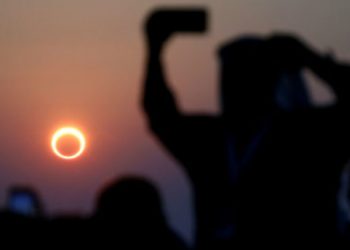 ECLIPSE «ANILLO DE FUEGO» EL ÚLTIMO DE LA DÉCADA, ATRAE A MILES DE PERSONAS EN ASIA, ASÍ SE VIO