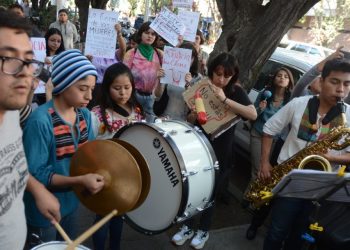 MÚSICOS Y FEMINISTAS PROTESTAN POR JUSTICIA PARA SAXOFONISTA MARÍA ELENA AGREDIDA CON ÁCIDO