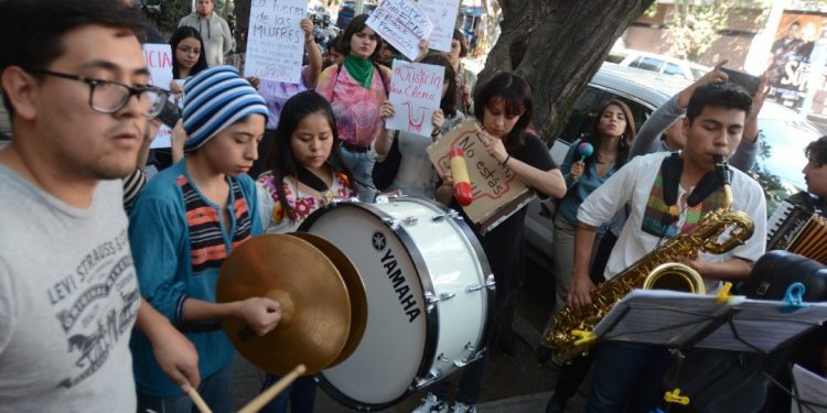 MÚSICOS Y FEMINISTAS PROTESTAN POR JUSTICIA PARA SAXOFONISTA MARÍA ELENA AGREDIDA CON ÁCIDO