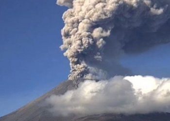 VOLCÁN POPOCATÉPETL CELEBRA NAVIDAD CON IMPRESIONANTES EMISIONES DE CENIZA