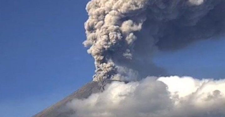 VOLCÁN POPOCATÉPETL CELEBRA NAVIDAD CON IMPRESIONANTES EMISIONES DE CENIZA
