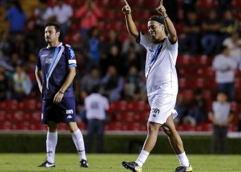 RONALDINHO SÍ JUGÓ EN CANCÚN, AUNQUE NO EL PARTIDO COMPLETO, NI SE QUEDÓ