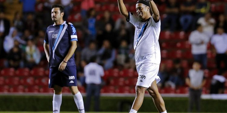RONALDINHO SÍ JUGÓ EN CANCÚN, AUNQUE NO EL PARTIDO COMPLETO, NI SE QUEDÓ