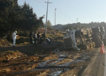 UNA PIPA SE VUELCA EN LA AUTOPISTA CÓRDOBA-PUEBLA Y DERRAMA QUÍMICOS