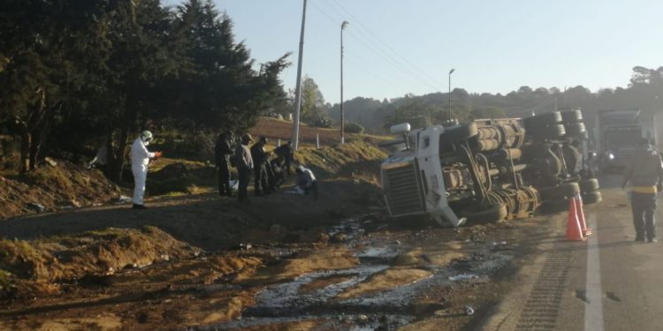 UNA PIPA SE VUELCA EN LA AUTOPISTA CÓRDOBA-PUEBLA Y DERRAMA QUÍMICOS