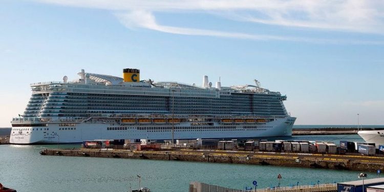 ITALIA BLOQUEA CRUCERO CON 6 MIL PASAJEROS POR SOSPECHA DE CORONAVIRUS