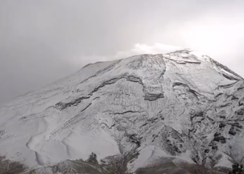 VOLCÁN POPOCATÉPETL AMANECE NEVADO Y LANZA MATERIAL INCANDESCENTE