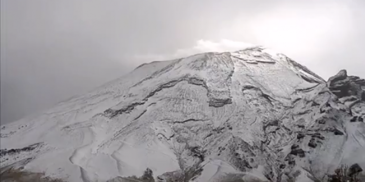 VOLCÁN POPOCATÉPETL AMANECE NEVADO Y LANZA MATERIAL INCANDESCENTE