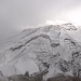 VOLCÁN POPOCATÉPETL AMANECE NEVADO Y LANZA MATERIAL INCANDESCENTE