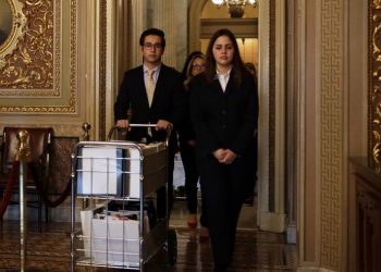 ABOGADOS DE LA CASA BLANCA COMIENZAN DEFENSA DE TRUMP EN JUICIO