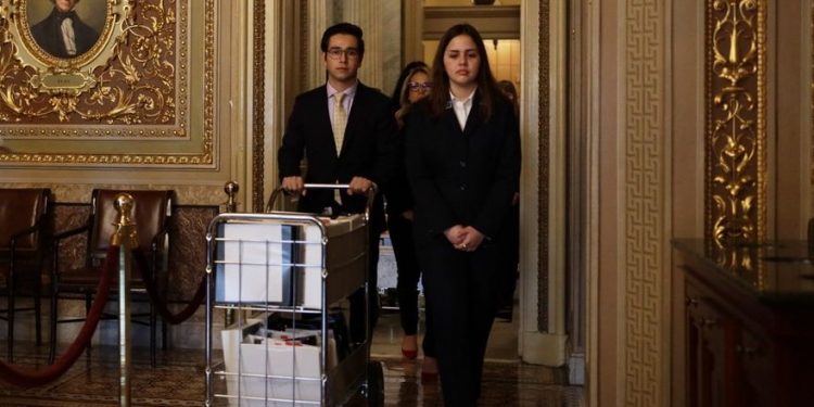 ABOGADOS DE LA CASA BLANCA COMIENZAN DEFENSA DE TRUMP EN JUICIO