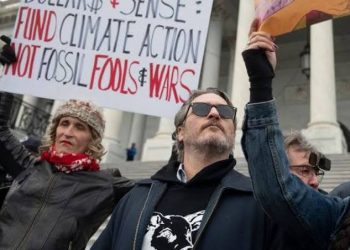 ARRESTAN A JOAQUIN PHOENIX Y MARTIN SHEEN EN PROTESTA CLIMÁTICA