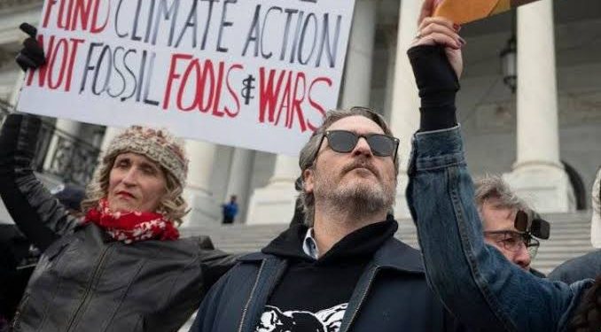 ARRESTAN A JOAQUIN PHOENIX Y MARTIN SHEEN EN PROTESTA CLIMÁTICA