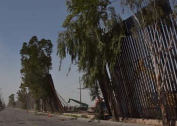 CAE MURO FRONTERIZO POR FUERTES VIENTOS EN MEXICALI