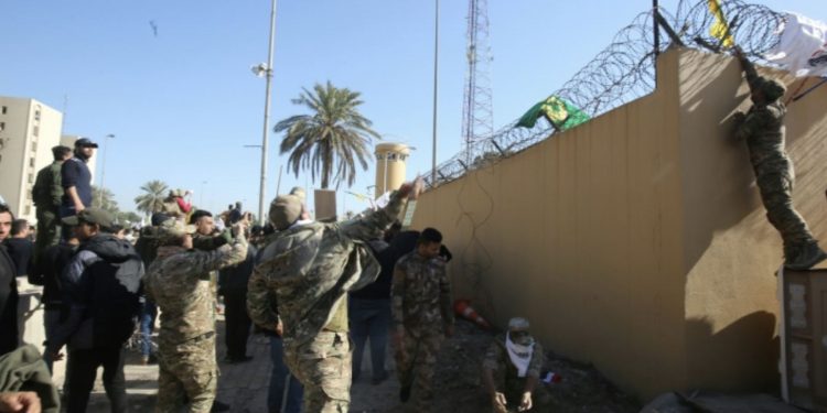 COHETES IMPACTAN CERCA DE EMBAJADA DE EU EN IRAQ