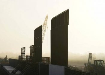 CORTE CONCEDE A TRUMP RECURSOS PARA CONTINUAR CON EL MURO