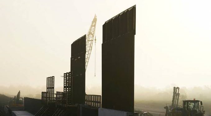 CORTE CONCEDE A TRUMP RECURSOS PARA CONTINUAR CON EL MURO