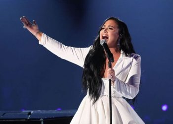 DEMI LOVATO PONE A LOS GRAMMY EN PIE EN SU REGRESO A LOS ESCENARIOS