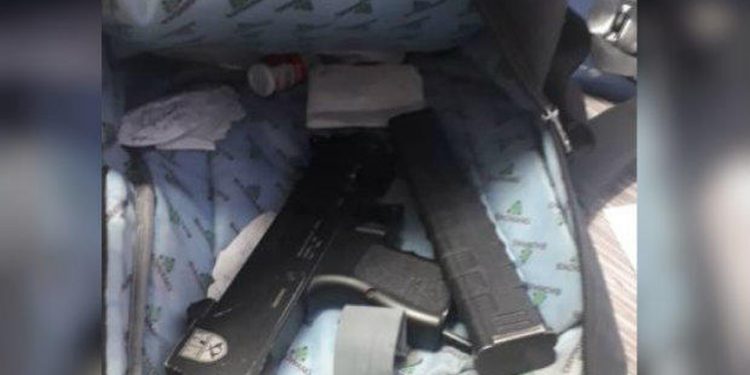 DETIENEN A ALUMNO QUE LLEVABA UNA SUBAMETRALLADORA EN SU MOCHILA